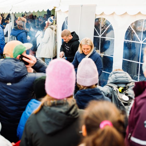 Mengde folk rundt et telt